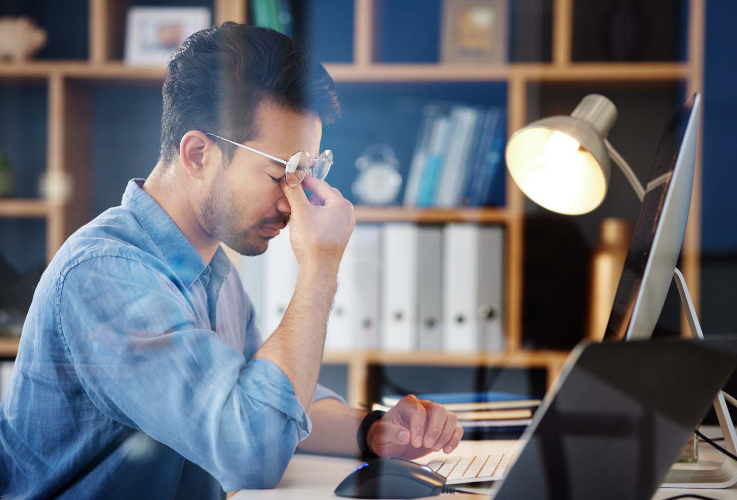 Anxiety_male_at_desk