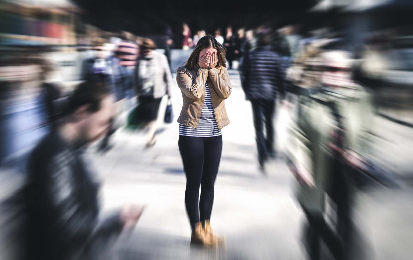 Anxiety_woman_in_crowd