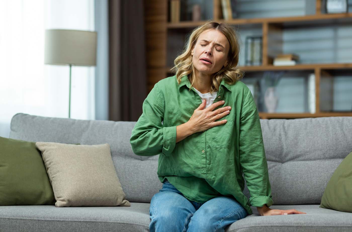 Panic_attack_female_on_couch
